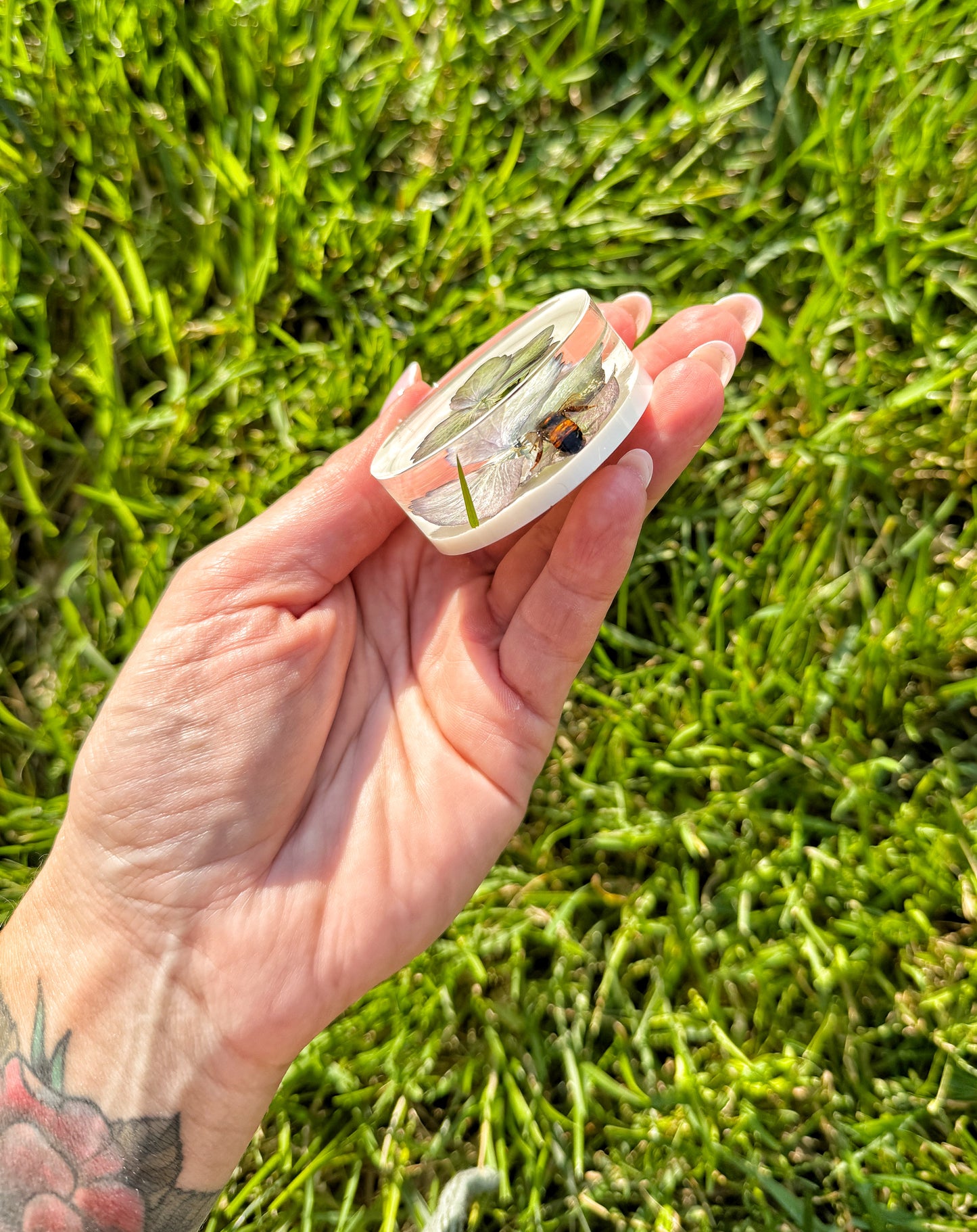 🐝 Resin Bee & Hydrangea Magnets – Eclipse Series