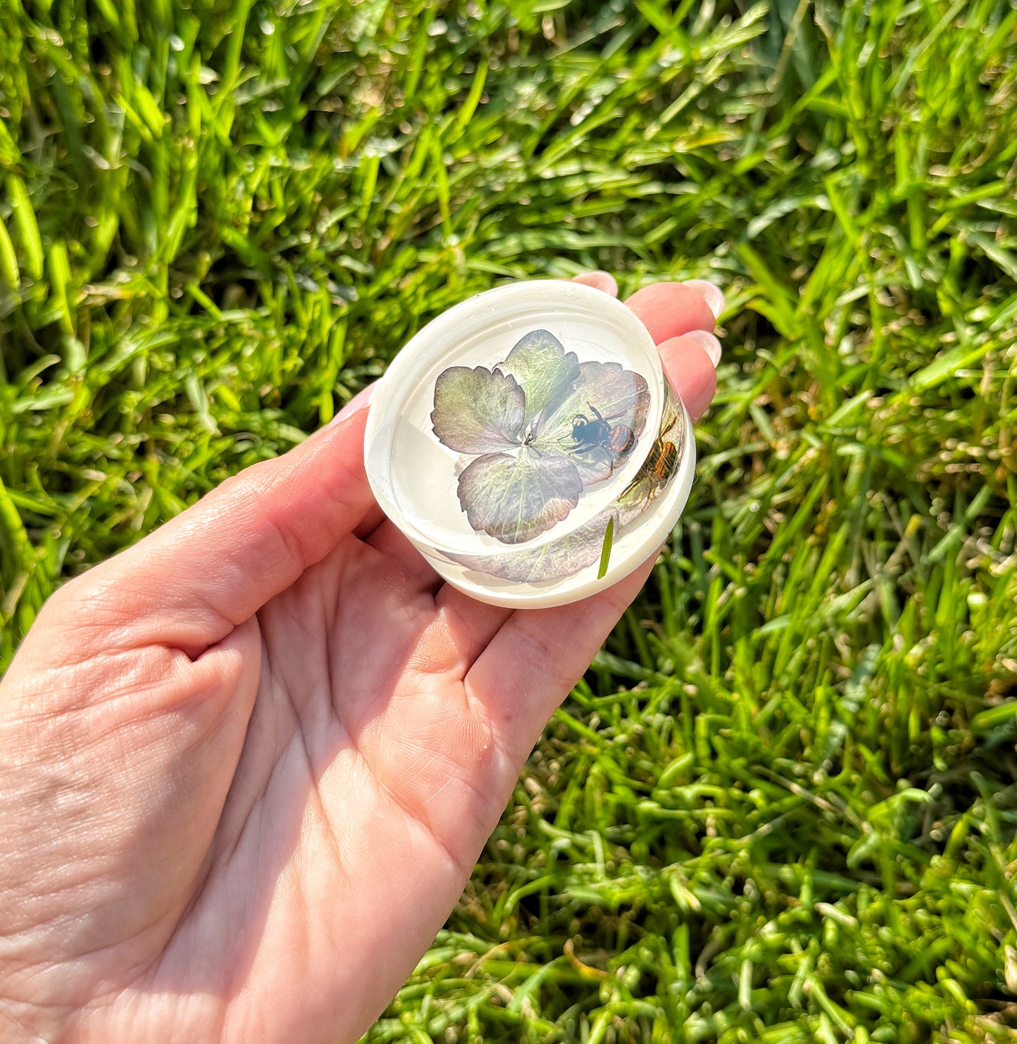 🐝 Resin Bee & Hydrangea Magnets – Eclipse Series