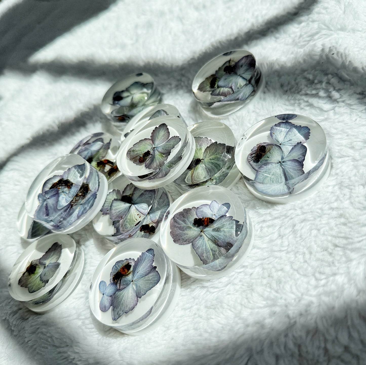 🐝 Resin Bee & Hydrangea Magnets – Eclipse Series